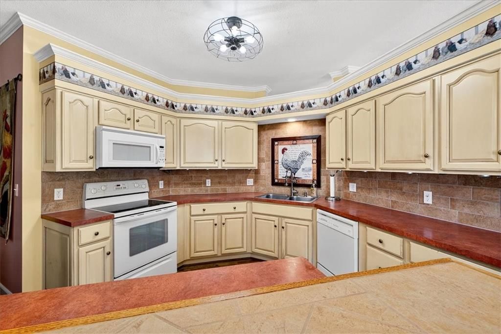 Photo 20 of 53 - 1800 Meadowlark Court