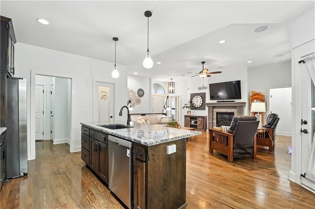 1915 Creek View Lane — photo 10