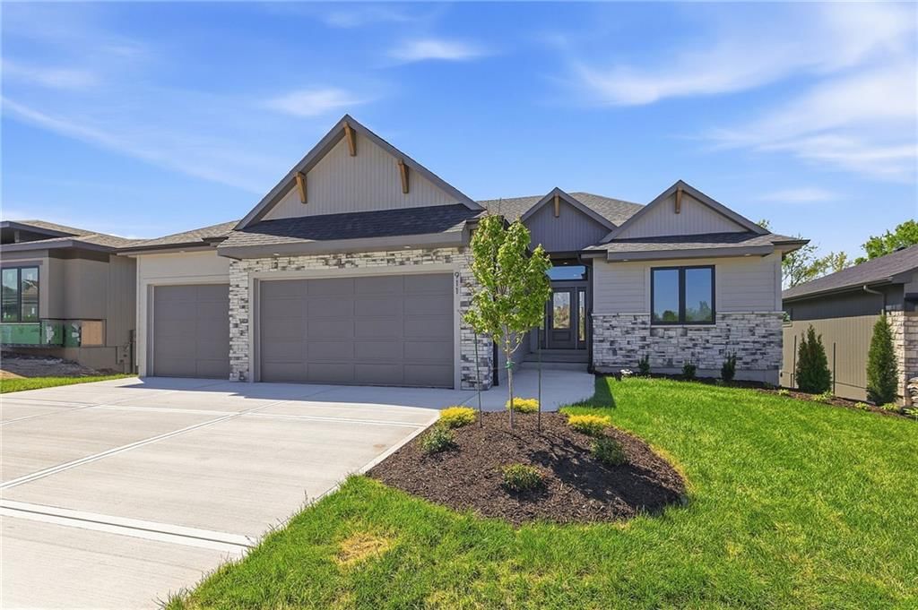 911 Savannah Lane, Greenwood, MO