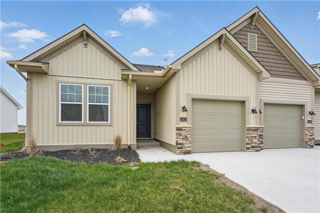 27306 E Acacia Drive, Lee's Summit, MO
