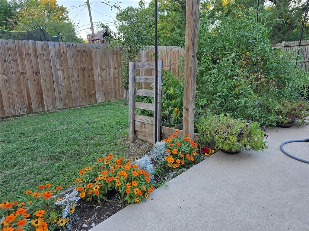 409 E 15th Street — photo 35