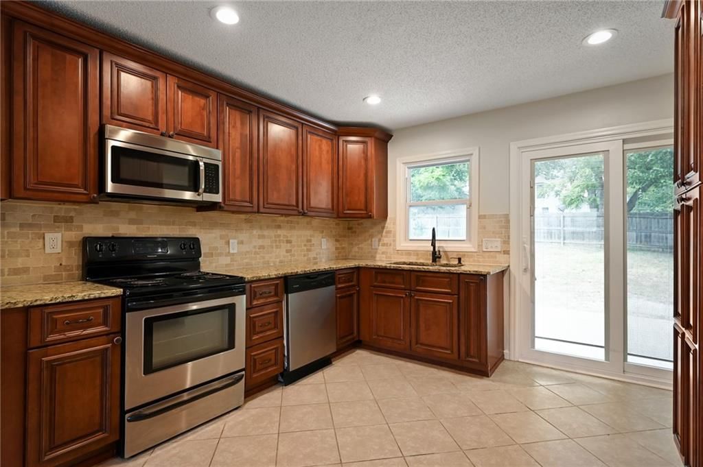 9520 W 59th Terrace — photo 8
