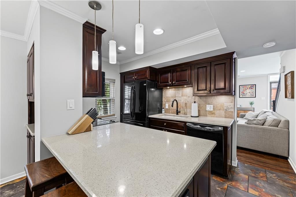 451 W 10th Street — photo 12