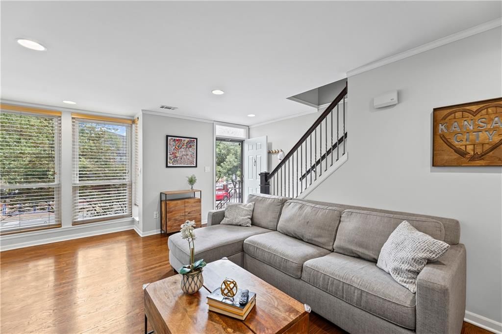 451 W 10th Street — photo 5