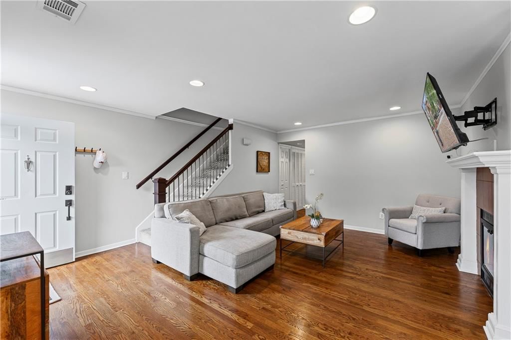 451 W 10th Street — photo 7