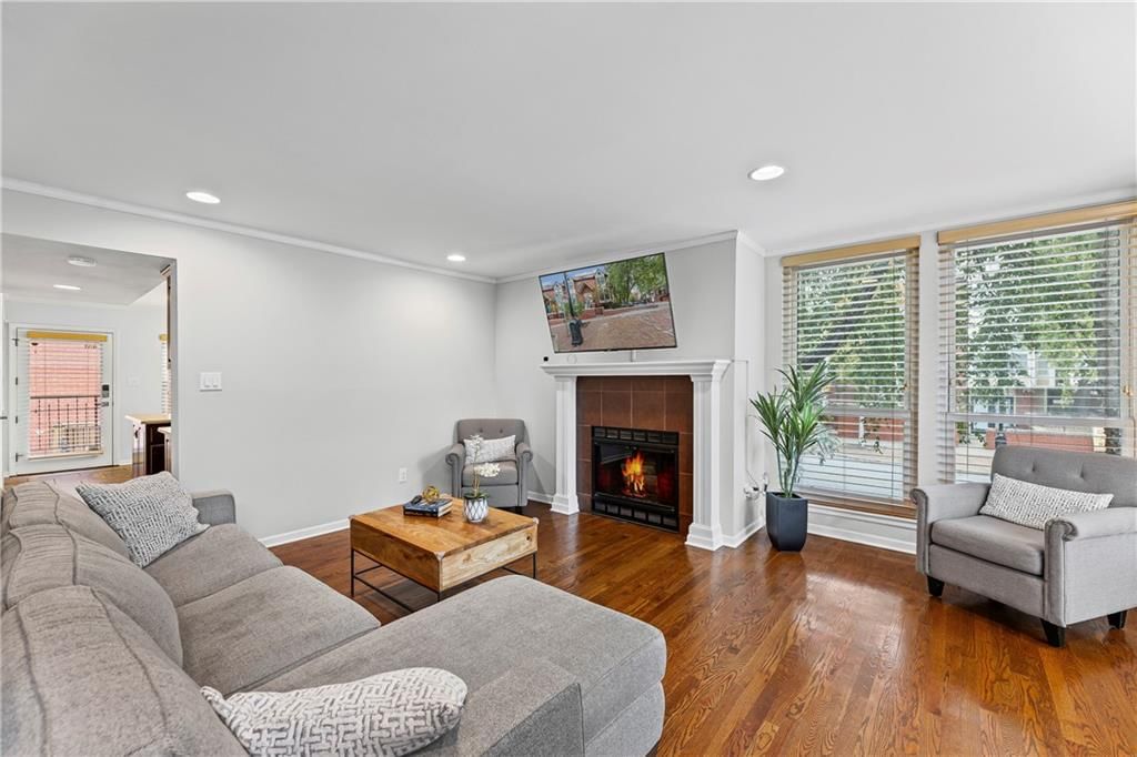 451 W 10th Street — photo 8