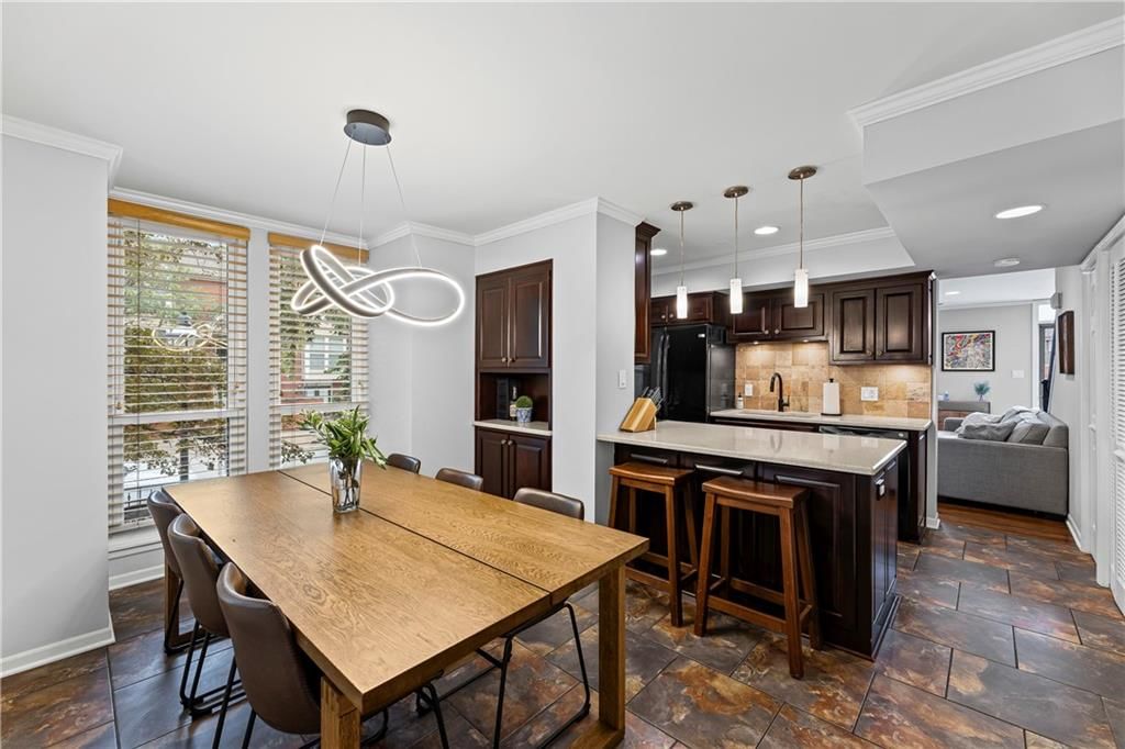 451 W 10th Street — photo 10