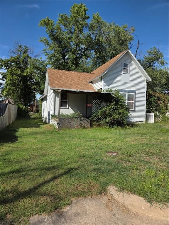 218 E 5th Street — photo 1