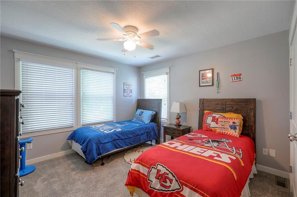 907 W Truman Road — photo 23