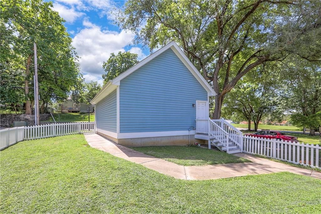 907 W Truman Road — photo 38