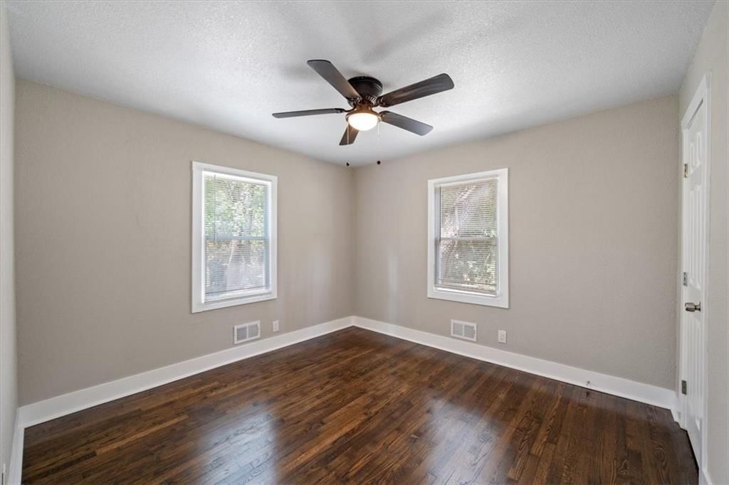5754 Indiana Avenue — photo 10