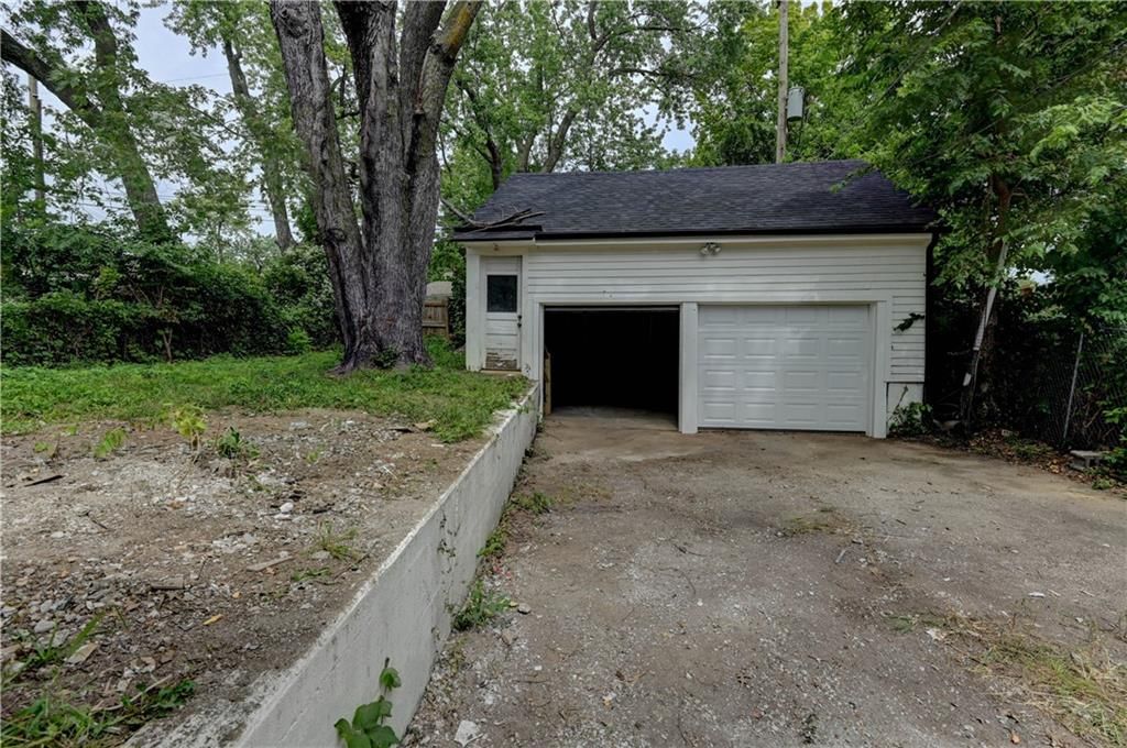 2420 Lafayette Avenue — photo 29