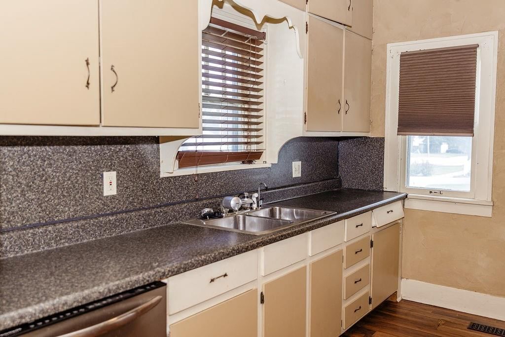 1301 W 4th Street — photo 10