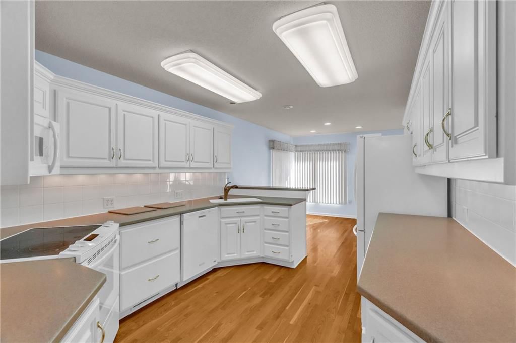3413 S Victoria Drive — photo 17