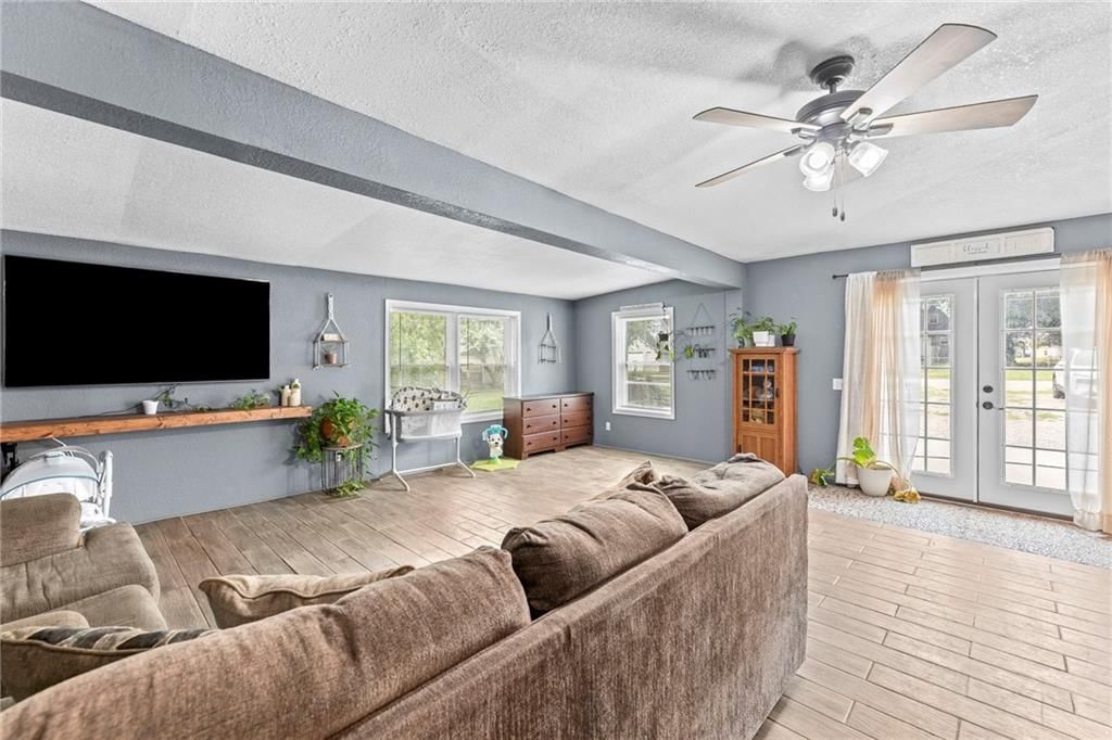 214 S Oak Street — photo 2
