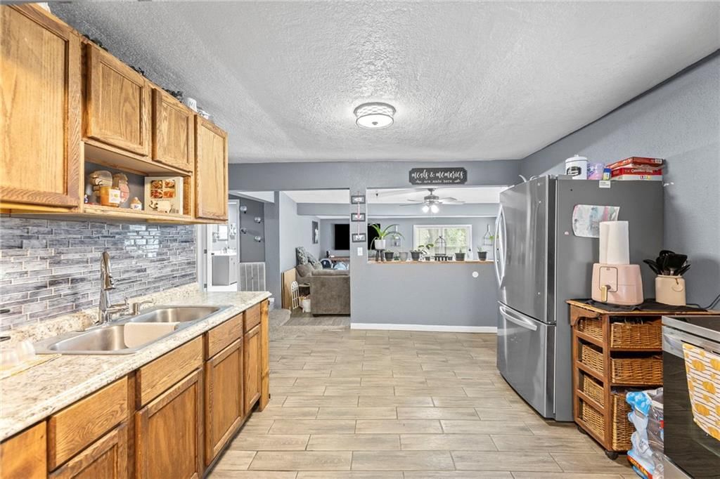 214 S Oak Street — photo 11