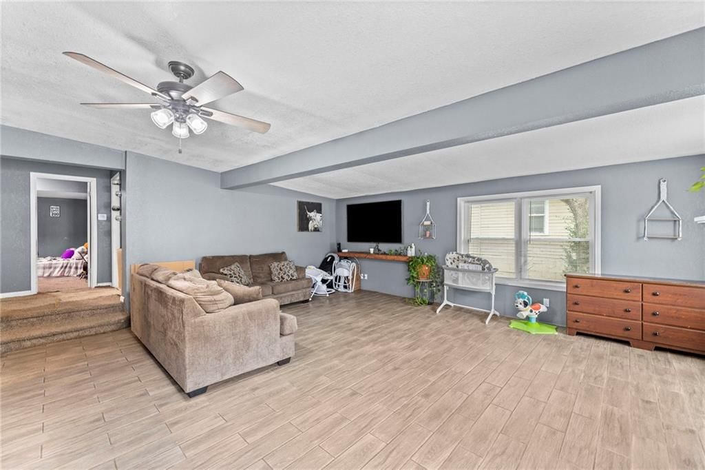 214 S Oak Street — photo 3
