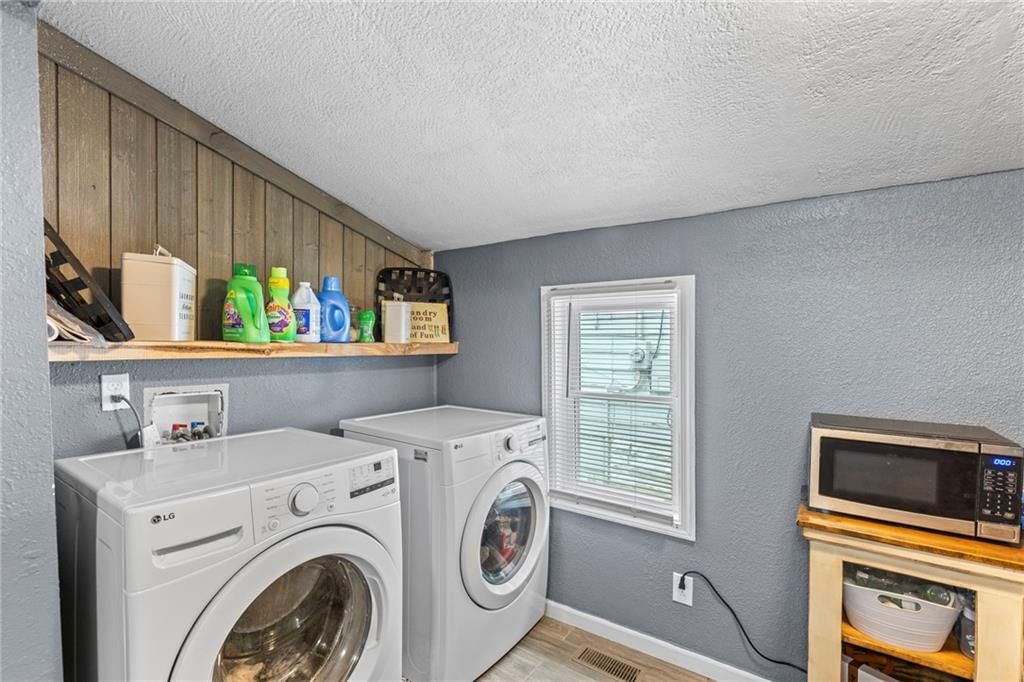 214 S Oak Street — photo 7