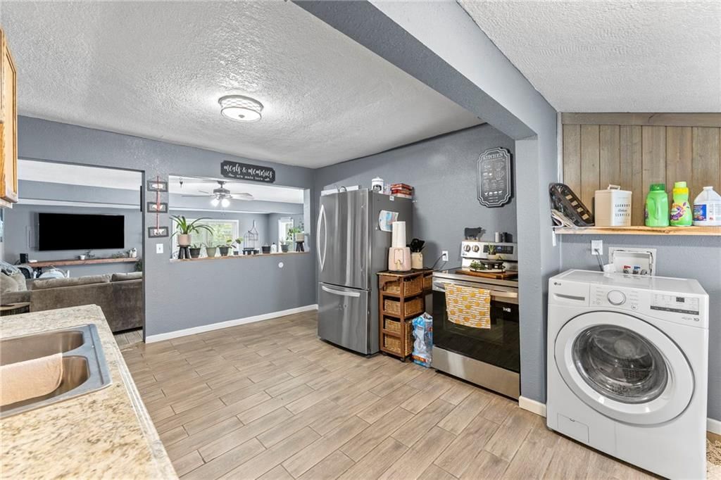 214 S Oak Street — photo 10