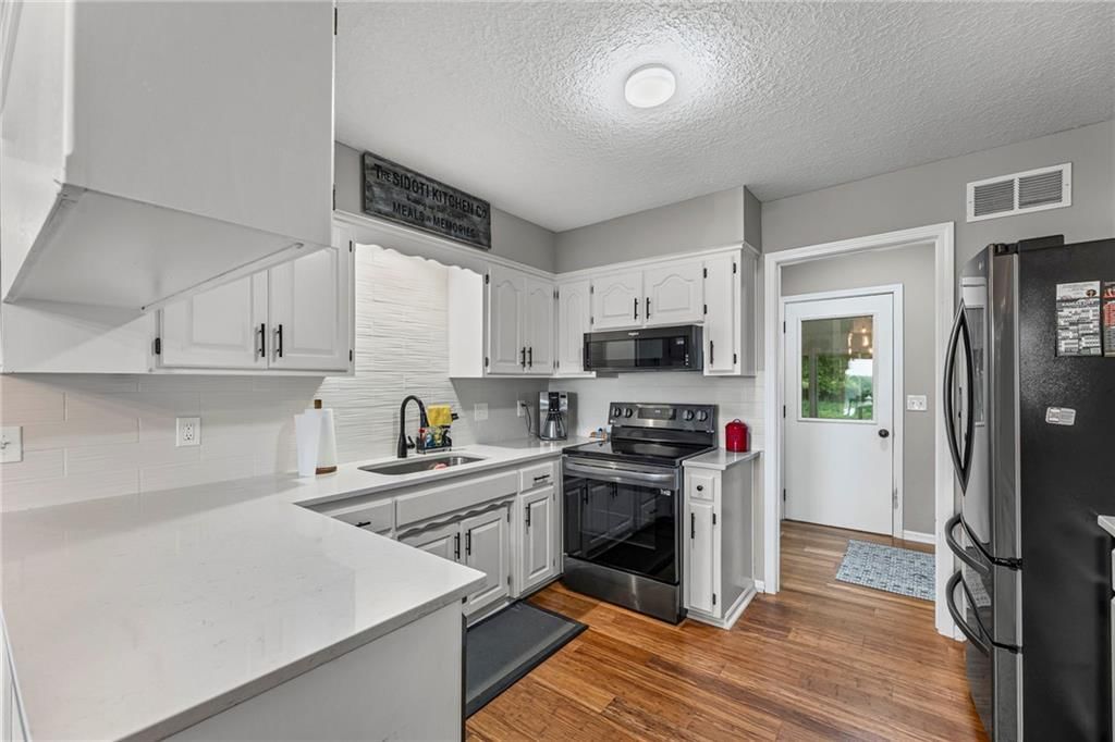 2211 Lakeview Drive — photo 17
