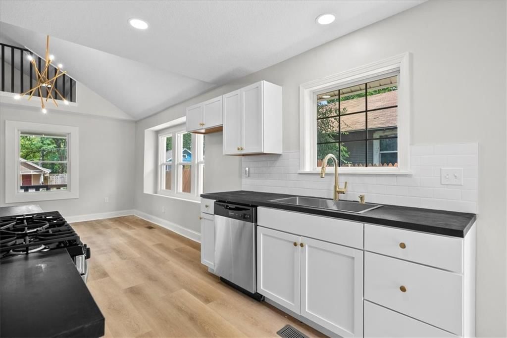 4225 E 60th Terrace — photo 9
