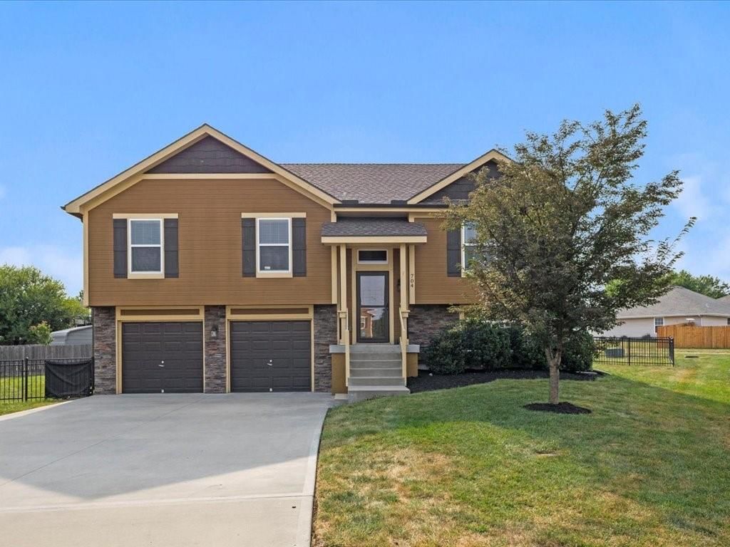 704 Terry Drive — photo 2