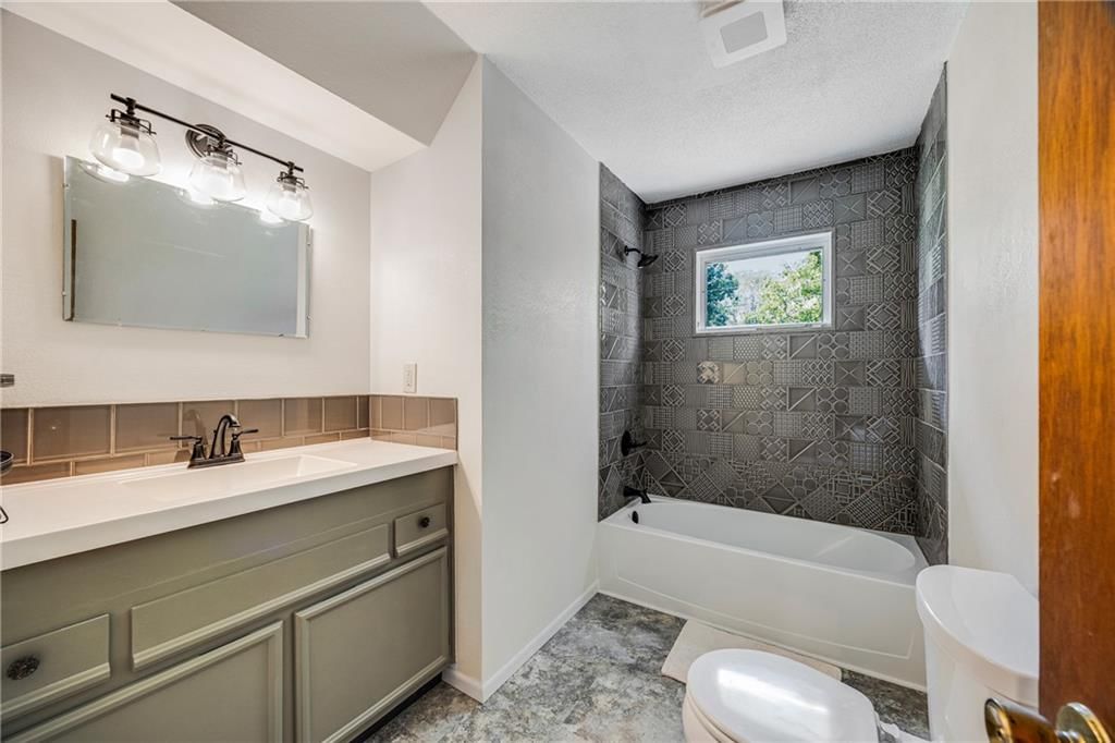 1215 N Tucker Street — photo 10