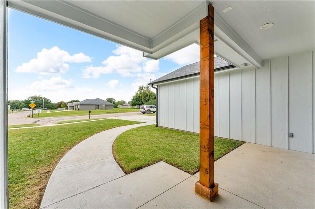3233 SE Downing Drive — photo 8
