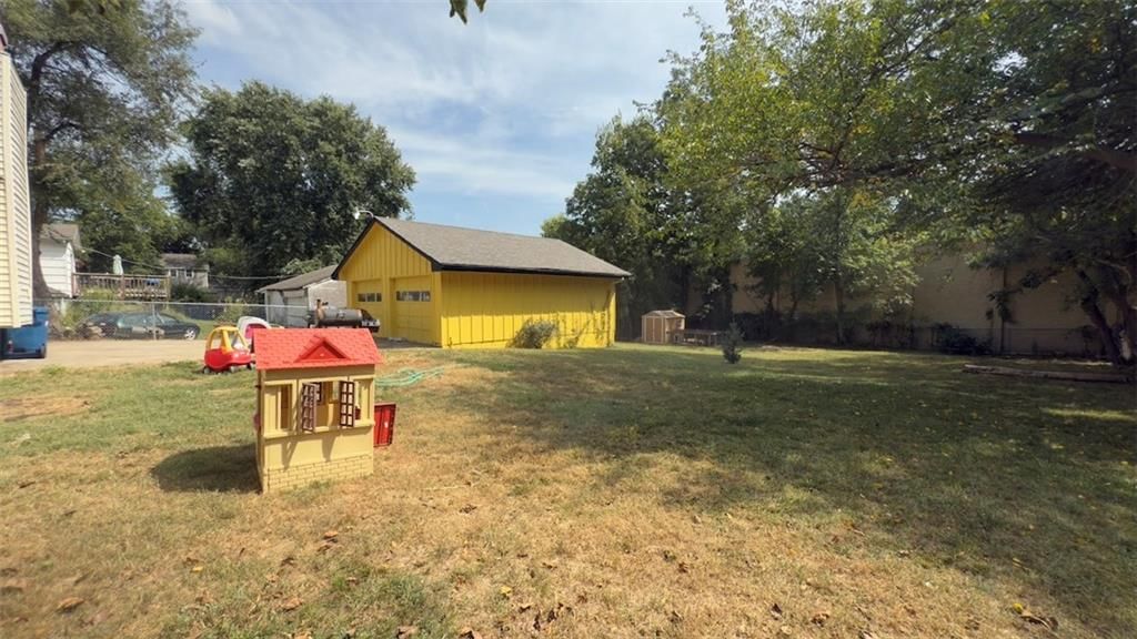 327 E Longfellow Street — photo 9