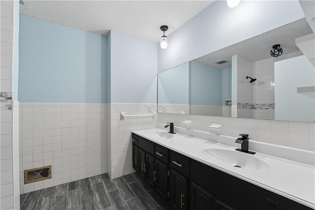 7802 N Wayne Avenue — photo 17