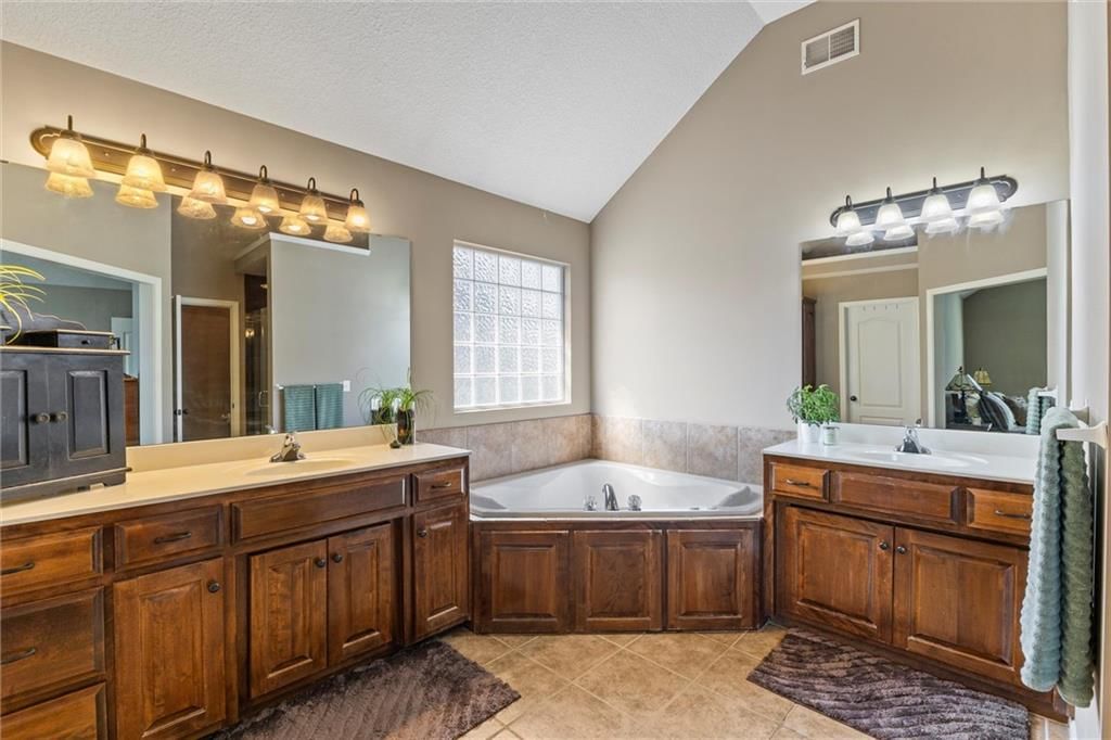 1424 NE Stonewood Drive — photo 16