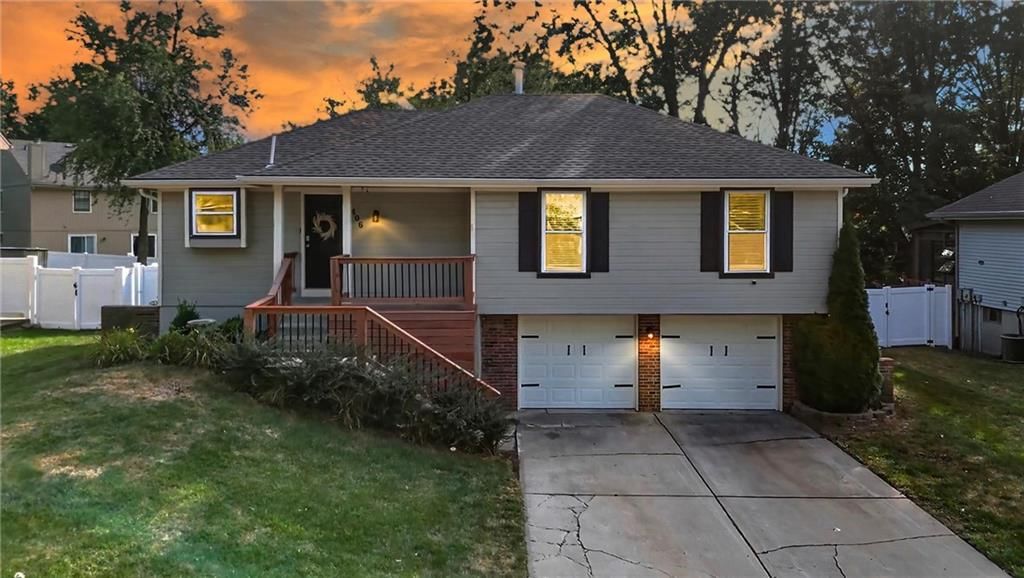 406 NE Keystone Drive — photo 2