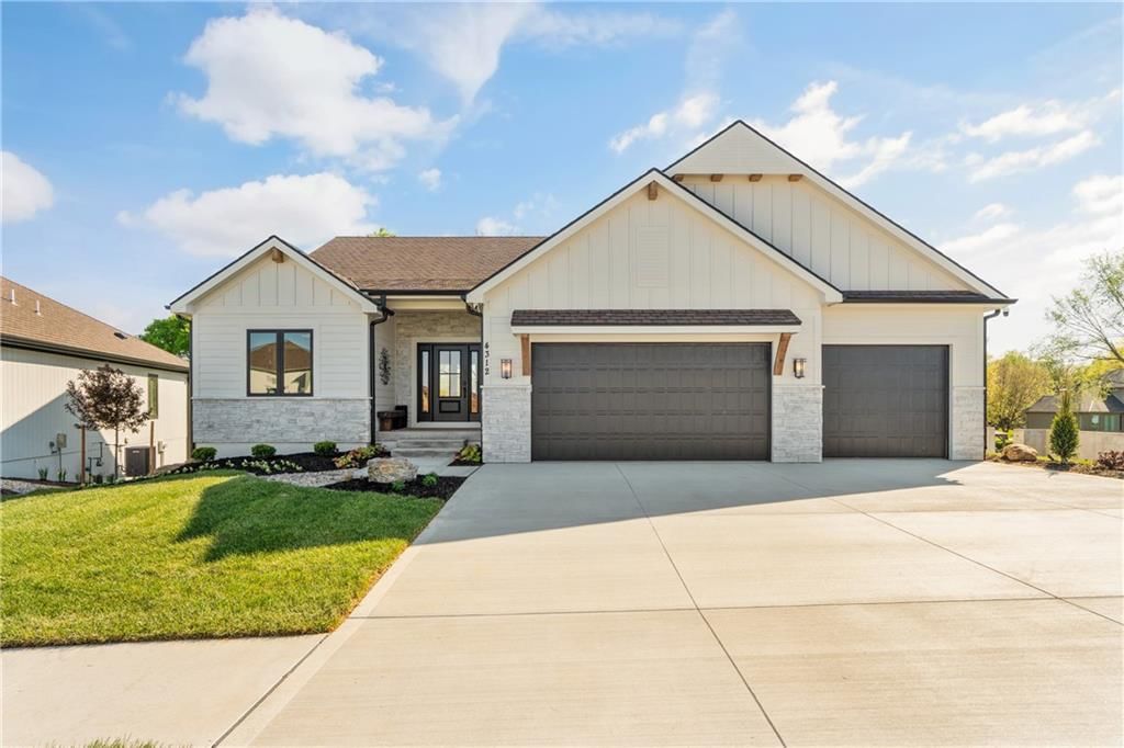 4312 NE Hideaway Drive, Lee's Summit, MO