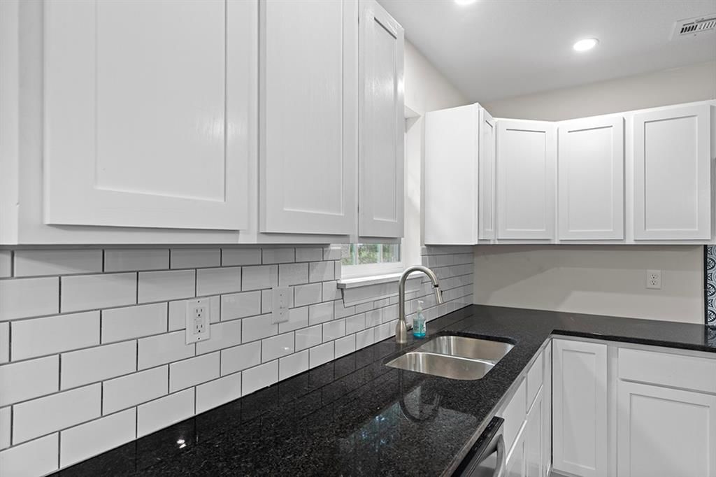 204 E 8th Street — photo 11