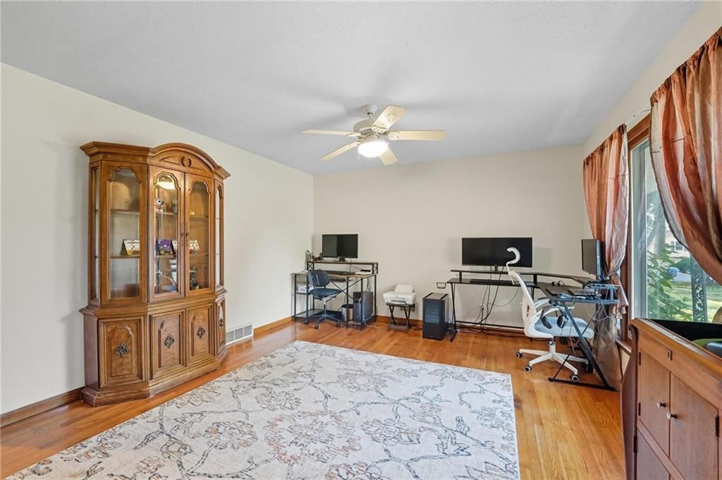 500 W Walnut Street — photo 3