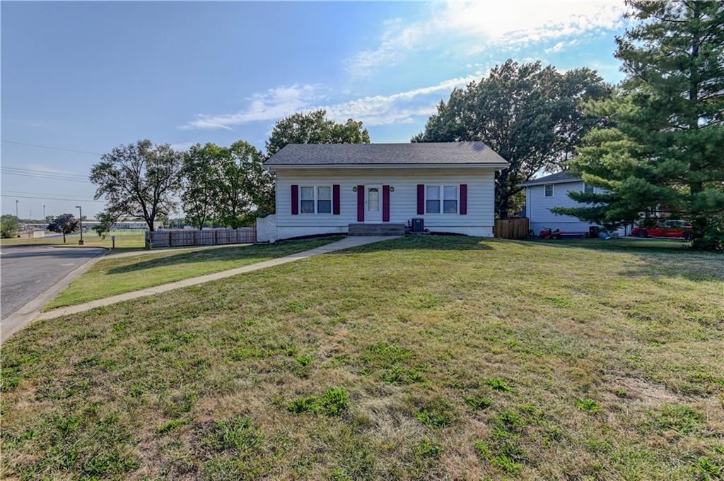 411 SW Glendana Drive — photo 3