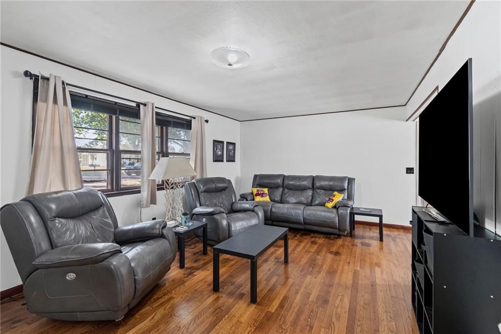113 N Austin Street — photo 5