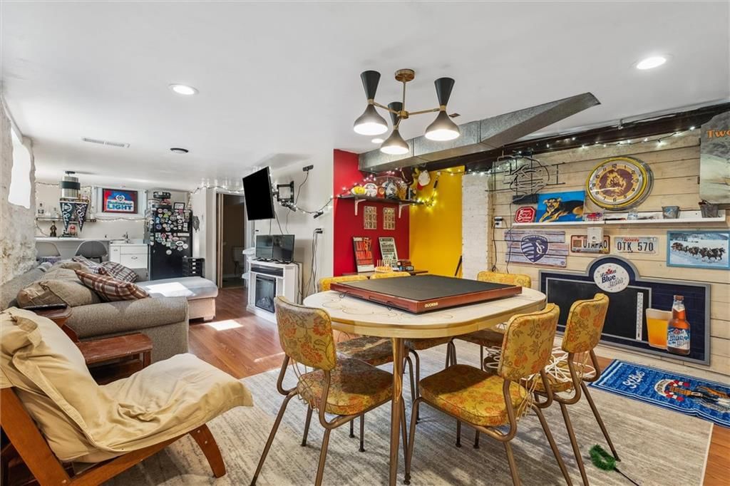 909 W 38th Street — photo 29