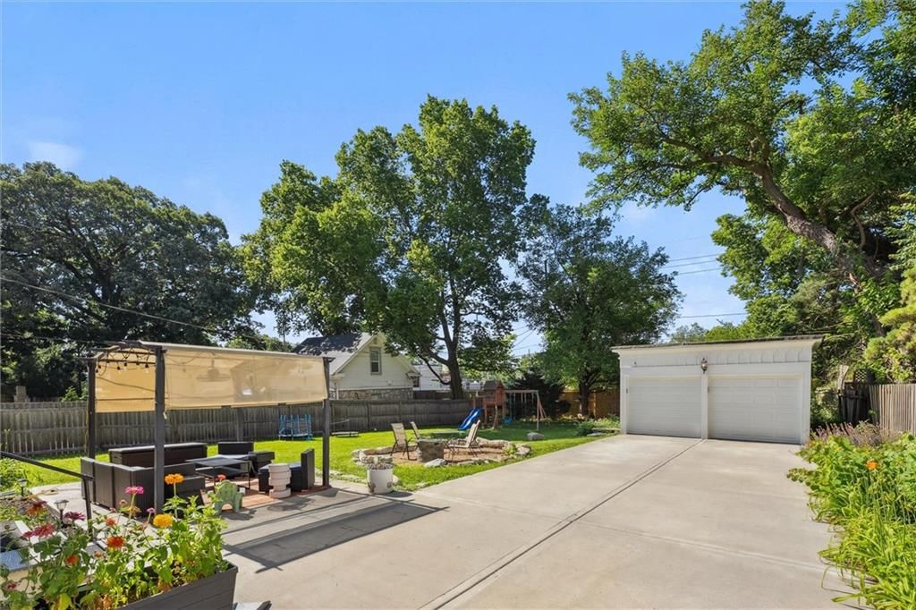909 W 38th Street — photo 32
