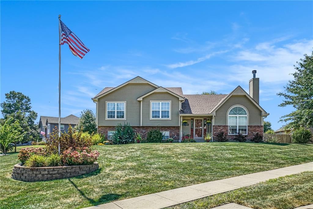 220 Woodhaven Drive — photo 4