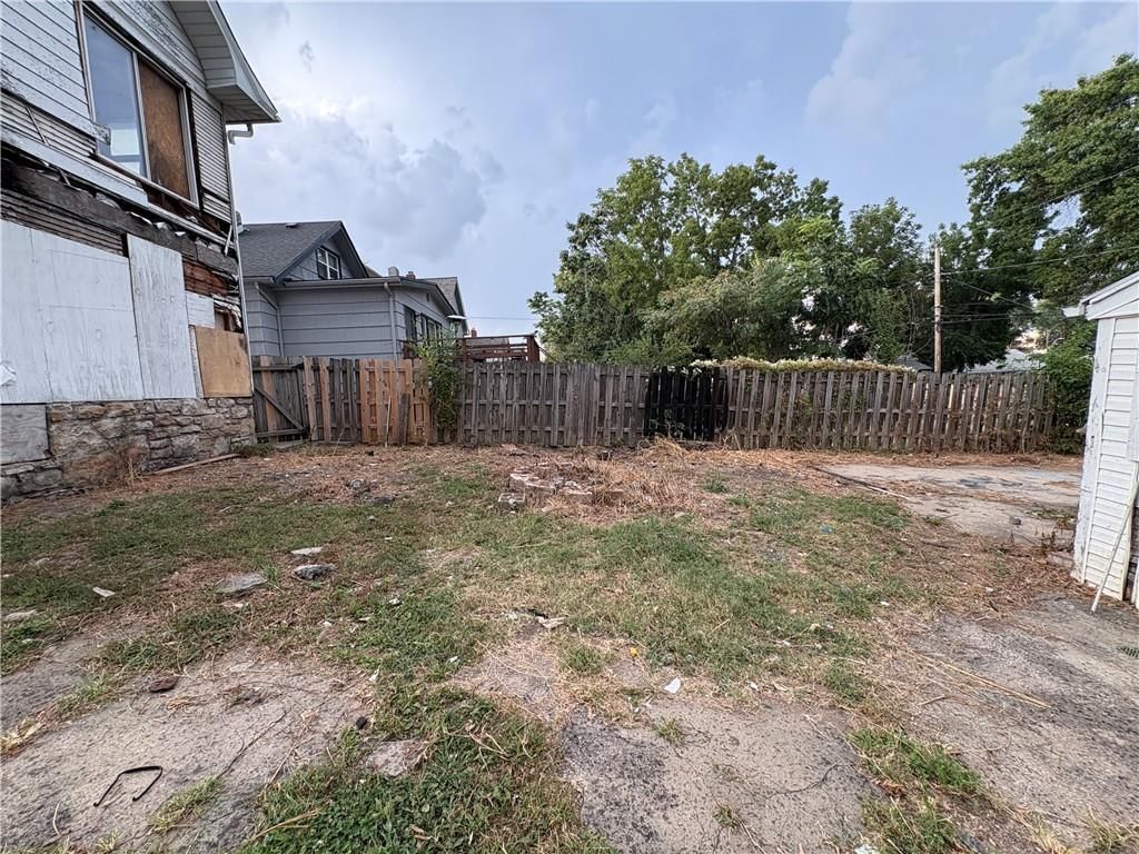137 S White Avenue — photo 5