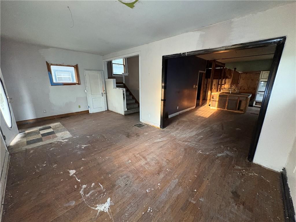 137 S White Avenue — photo 9