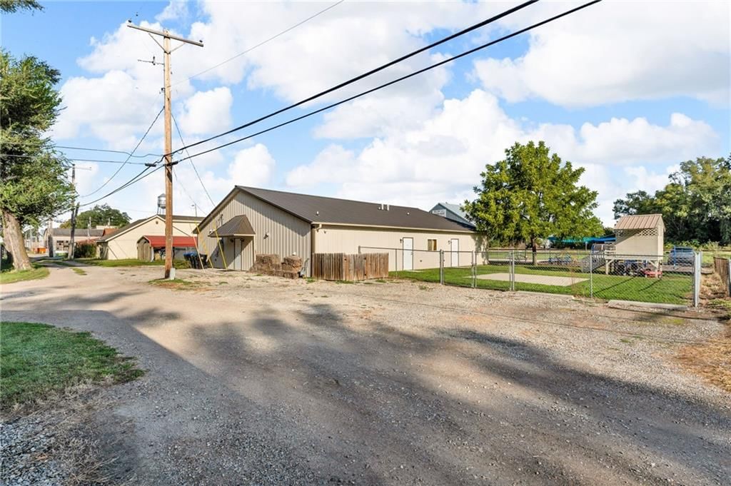 109 E Railroad Avenue — photo 8