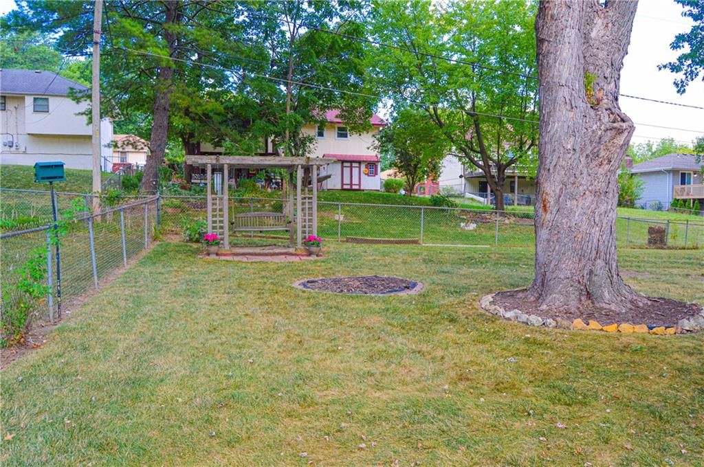 8912 N Grand Avenue — photo 11
