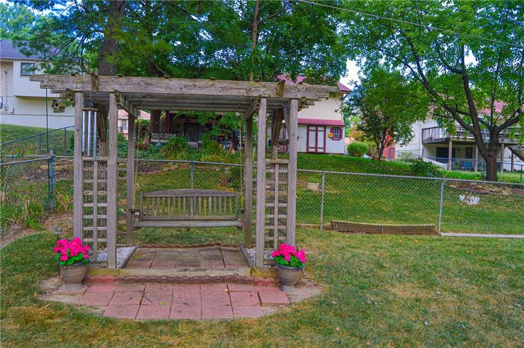 8912 N Grand Avenue — photo 10