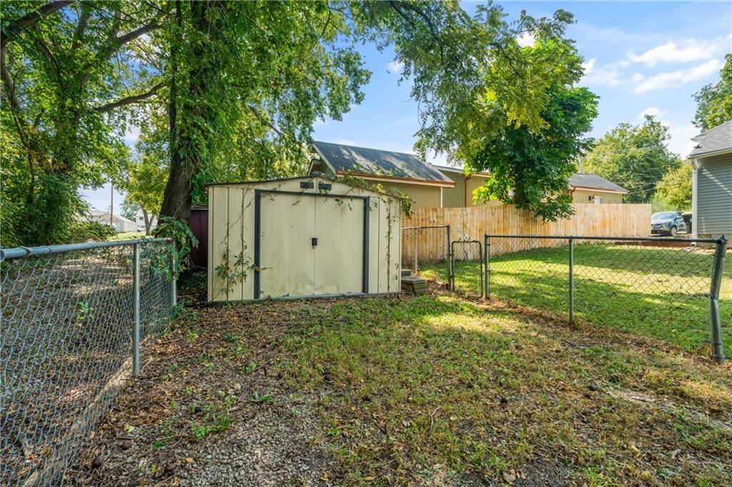 307 N Bradley Street — photo 35