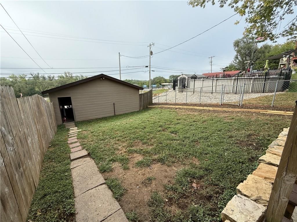1612 Commercial Street — photo 24