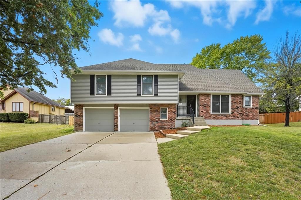 1016 NE Remington Court, Lee's Summit, MO