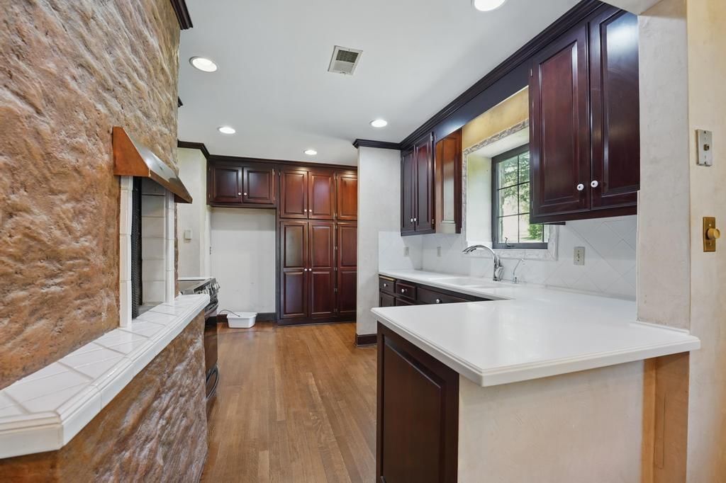 1548 NE Woods Chapel Road — photo 9