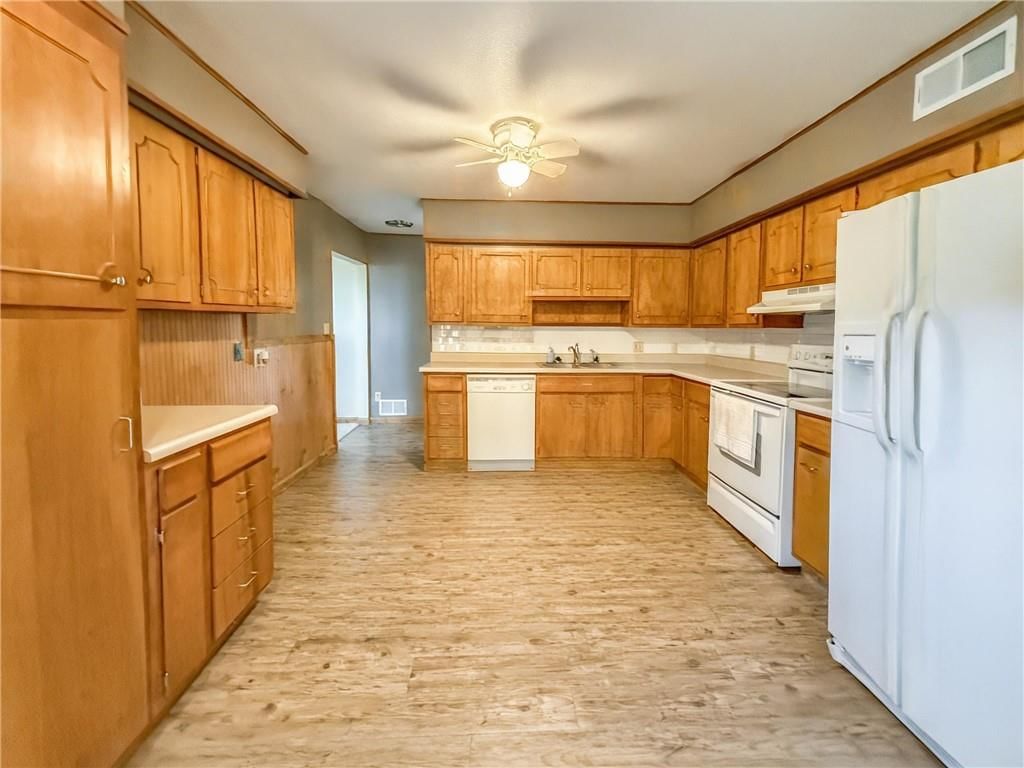 409 E 14th Street — photo 3